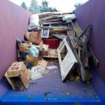 Погрузка мусора в контейнер