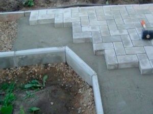 Укладка плитки на бетонное основание с бордюром