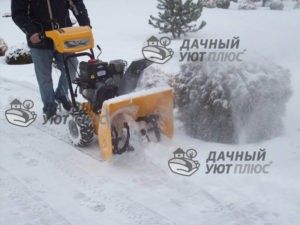 Работа бензинового снегоуборщика