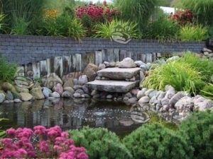 пример: Лестница из каменных плит и оформление камнем водоема