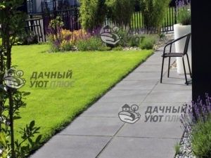 Пример сочетания гранитной плитки и зеленого газона