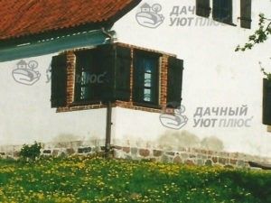 Фото 2 - выполнение бетонной отмостки вокруг дома не защитил стены первого этажа от сырости. На фото отчетливо видны пятна сырости на стенах