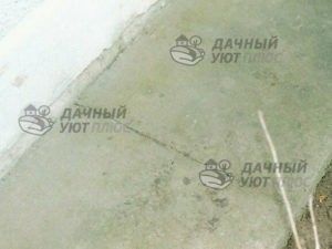 Фото 3 - Бетонная отмостка разрывается поперек и вдоль стен дома; попытки заделать протечки цементным раствором эффективны только на короткое время.