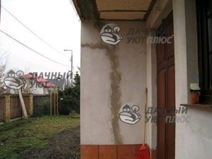 На фото: причиной появления трещин на стенах дома было нарушение дренажа на участке, которому способствовала неоднородность несущей способностью грунта