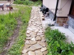 Дорожки из плитняка вдоль дома