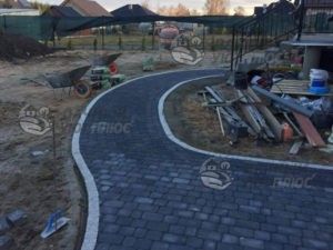 Дорожки из брусчатки с изгибом, обрамленные линией  с контрастным цветом