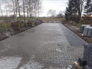Въездная зона на участок и парковка из брусчатки