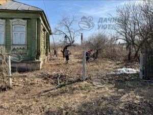 Процесс весенней уборки участка