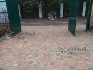 Въездная зона мощеная брусчаткой