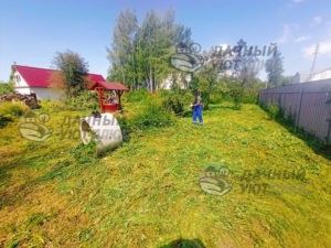 Процесс расчистки участка вручную