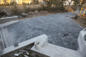 Мощеная плиткой поверхность въезда