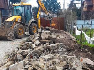 Процесс демонтажа тротуарной плитки