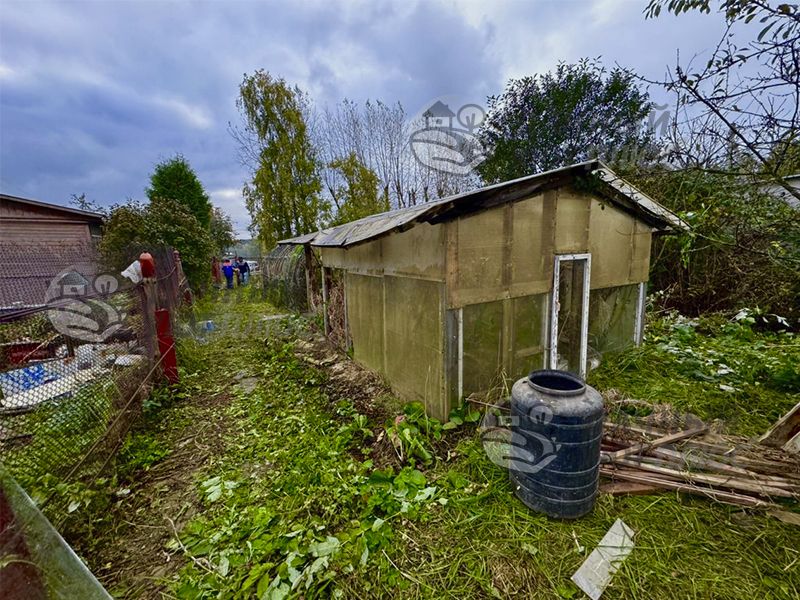 Вид теплицы на участке до проведения работ по сносу