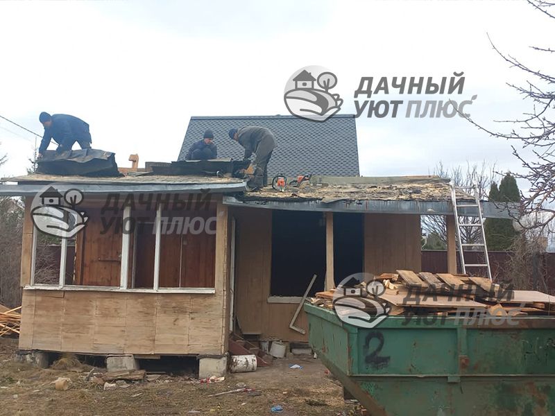 Дом из деревянного бруса в процессе демонтажа